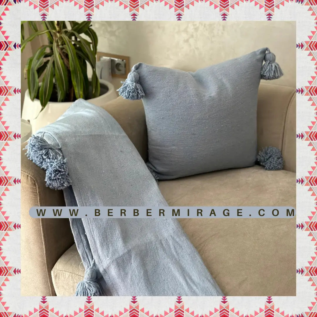 housse de coussin berbère marocains en laine grise avec pompons gris 