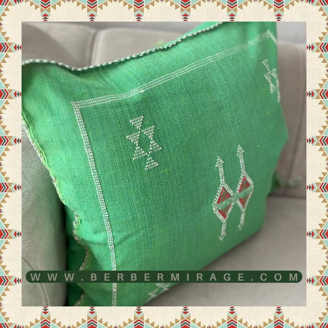 housse de coussin sabra soie de cactus fait a la main vert brodee en blanc et rouge