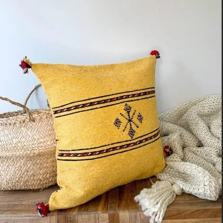 housse de coussin artisanale berbère amazigh en laine jaune fait à la main avec pompons 