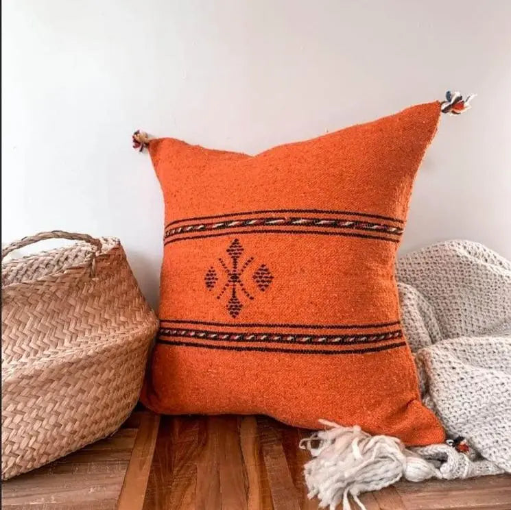 housse de coussin artisanale berbère amazigh en laine orange fait à la main avec pompons 