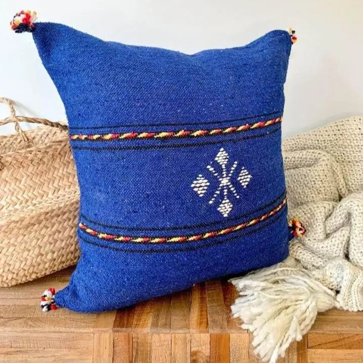 housse de coussin artisanale berbère amazigh en laine bleu fait à la main avec pompons 