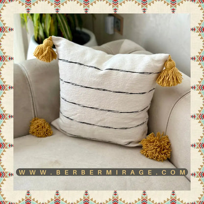 housse de coussin berbère artisanat marocain fait a la main en laine blanc rayé avec pompons en jaune 