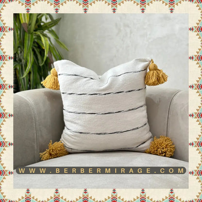 housse de coussin berbère artisanat marocain fait a la main en laine blanc rayé avec pompons en jaune 