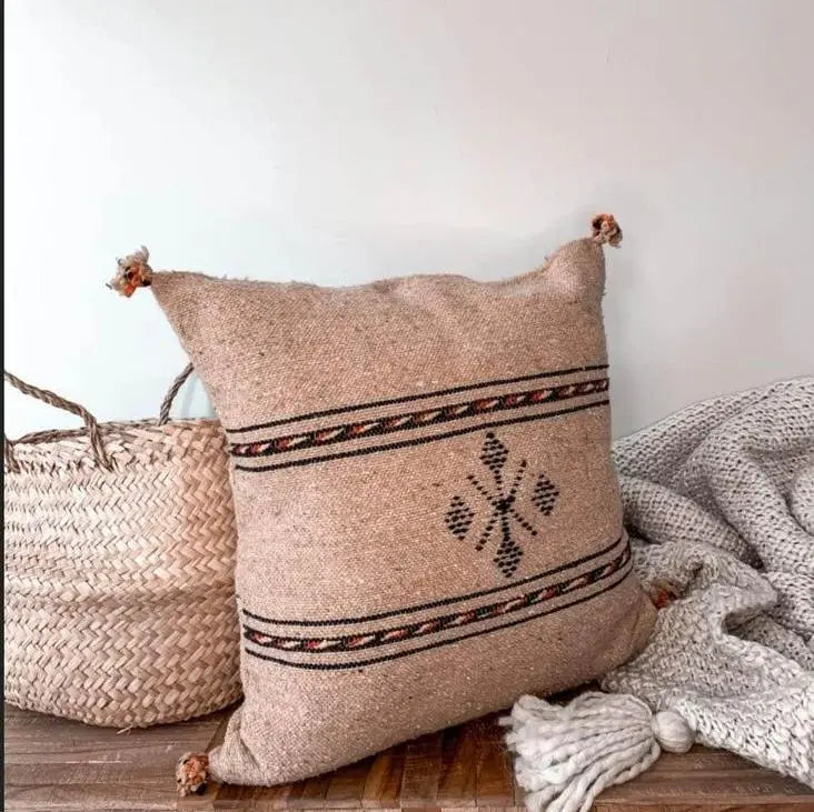 housse de coussin artisanale berbère amazigh en laine beige fait à la main 