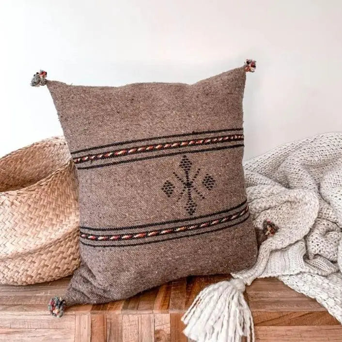 housse de coussin artisanale berbère amazigh en laine beige fait à la main avec pompons 