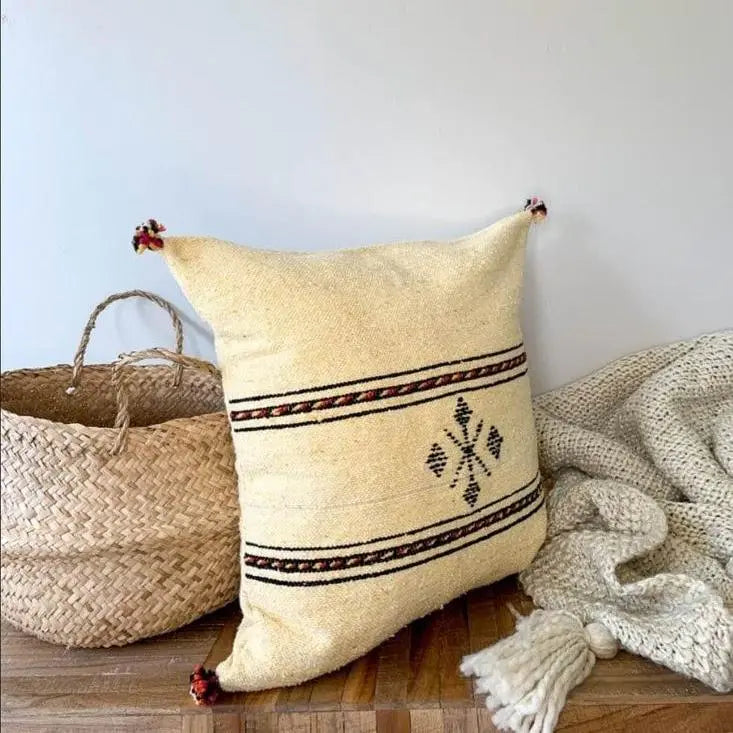 housse de coussin artisanale berbère amazigh en laine crème  fait à la main avec pompons 