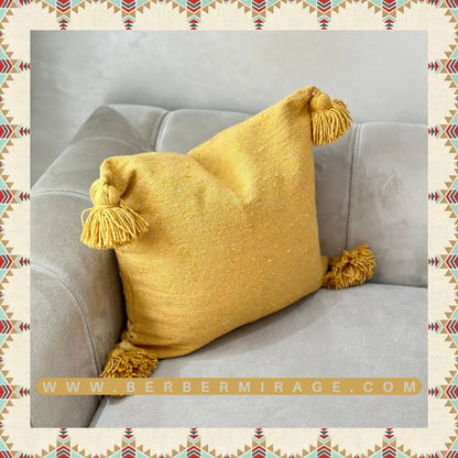 housse de coussin berbère artisanat marocaine fait à la main en laine jaune avec pompons 