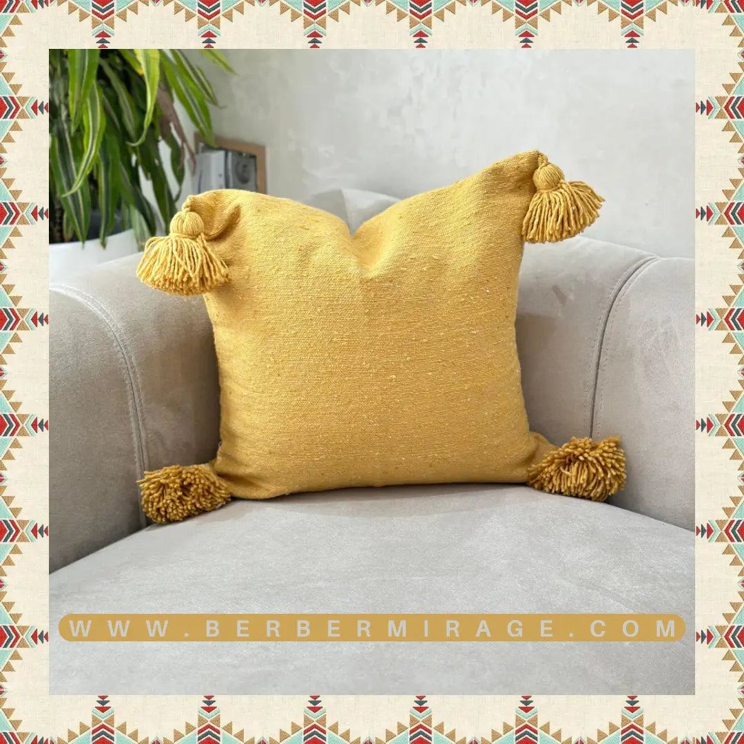 housse de coussin berbère artisanat marocaine fait à la main en laine jaune avec pompons 