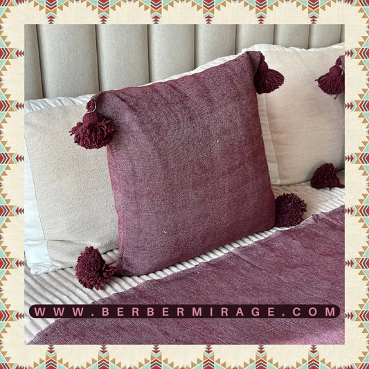 housse de coussin berbère artisanat marocaine fait à la main en laine violet avec pompons 