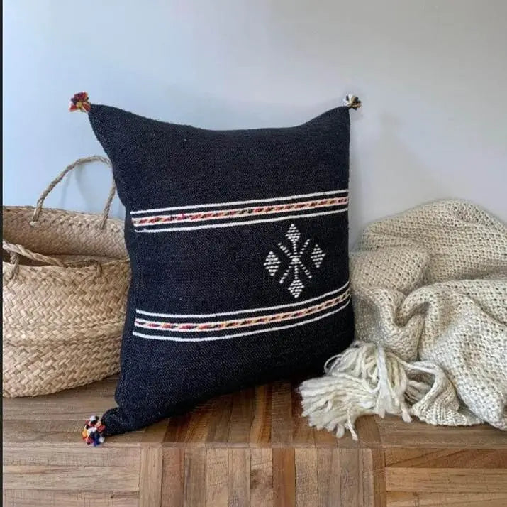 housse de coussin artisanale berbère amazigh en laine noir fait à la main avec pompons 