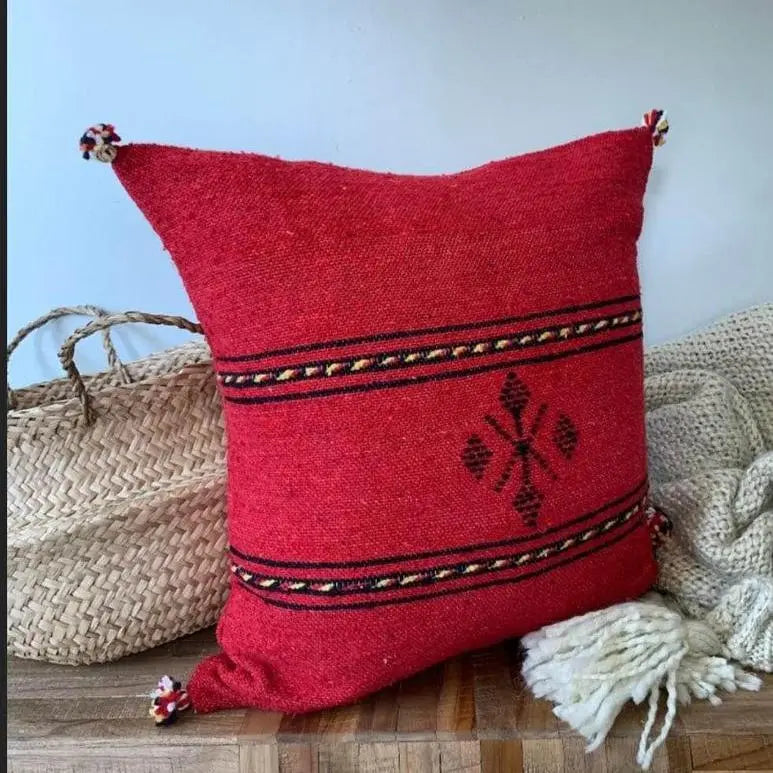 housse de coussin artisanale berbère amazigh en laine rouge fait à la main avec pompons 