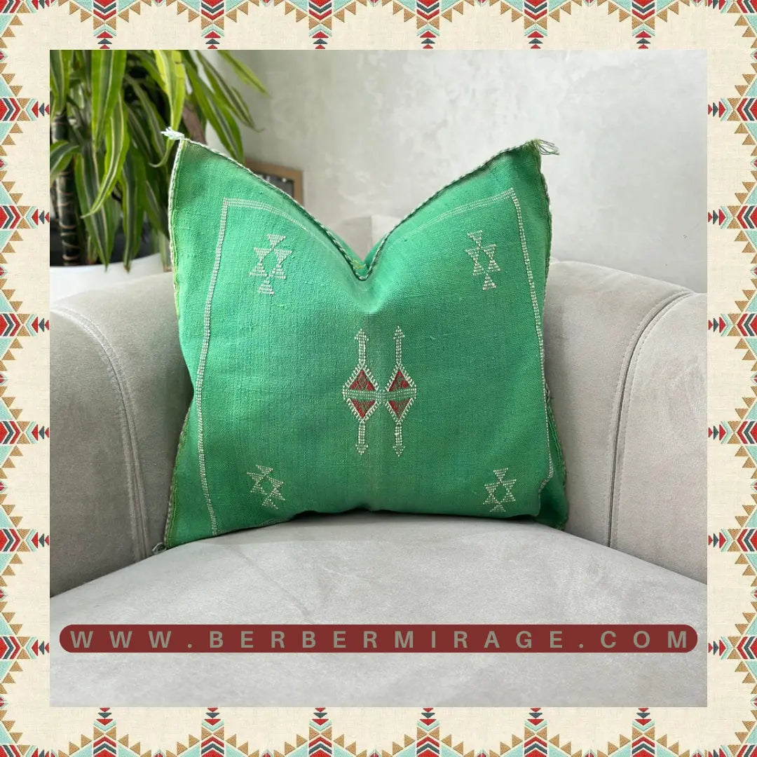 housse de coussin sabra soie de cactus fait a la main vert brodee en blanc et rouge