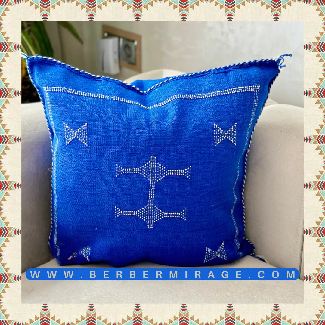 housse de coussin berbère artisanat marocaine en soi de cactus Sabra bleu majorelle brodee en blanc handmade