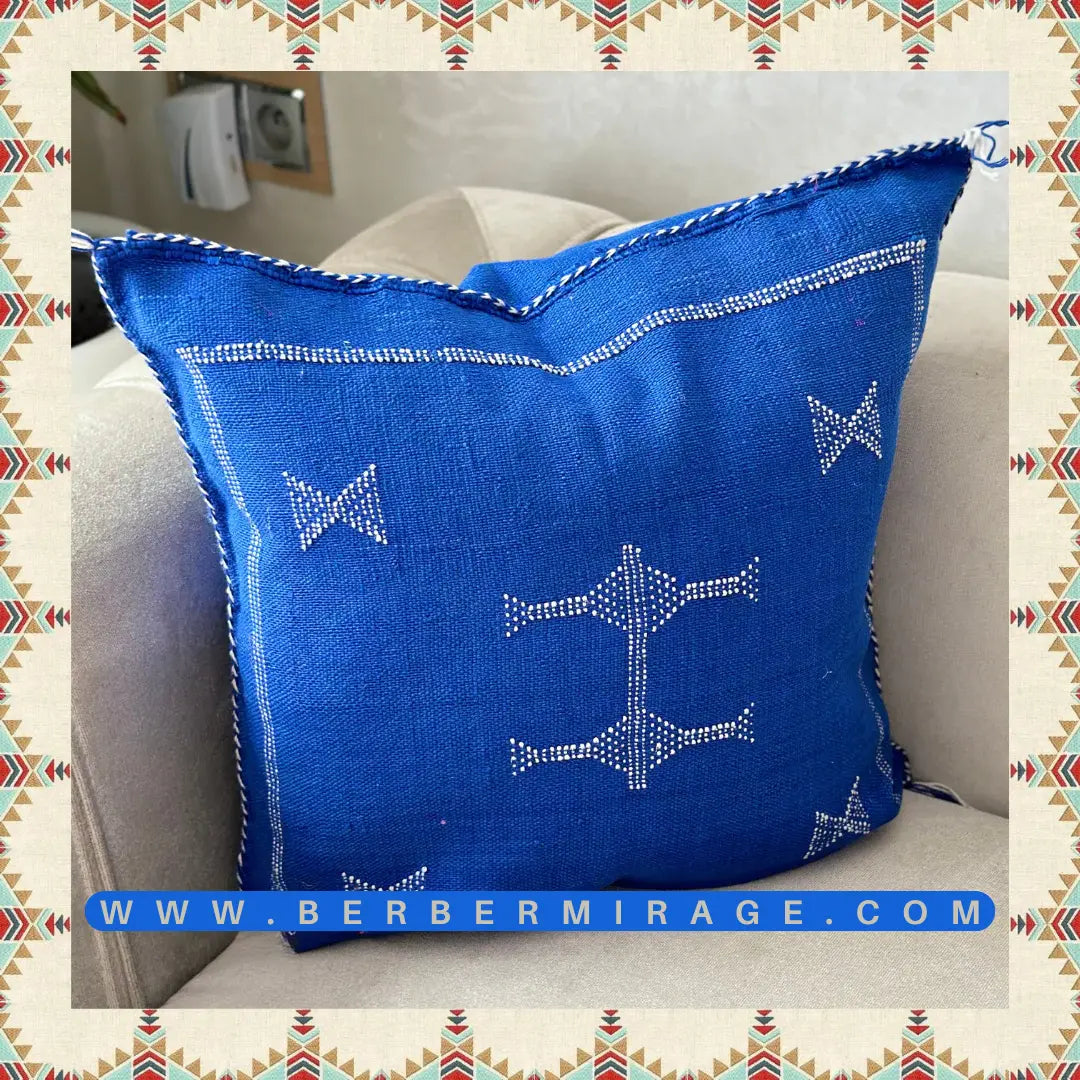 housse de coussin berbère artisanat marocaine en soi de cactus Sabra bleu majorelle brodee en blanc handmade