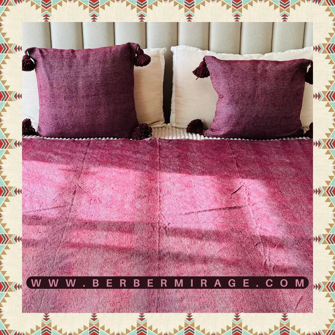 housse de coussin berbère artisanat marocaine fait à la main en laine violet avec pompons 