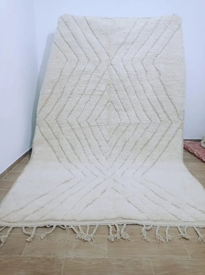 tapis berbere artisanat marocaine fait a la main blanc motifs géométriques 