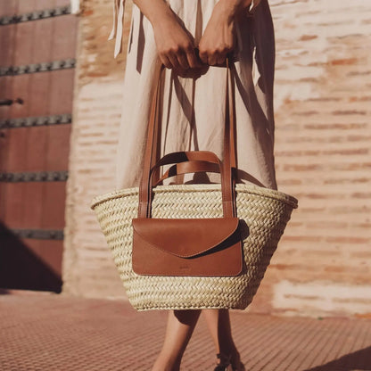 panier en fibre naturel languettes en cuir chic 