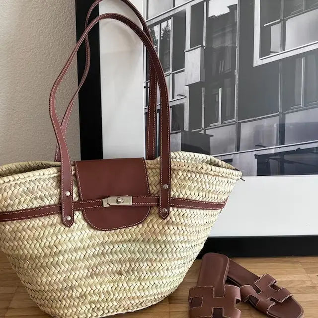 panier en fibre naturel languettes en cuir chic 