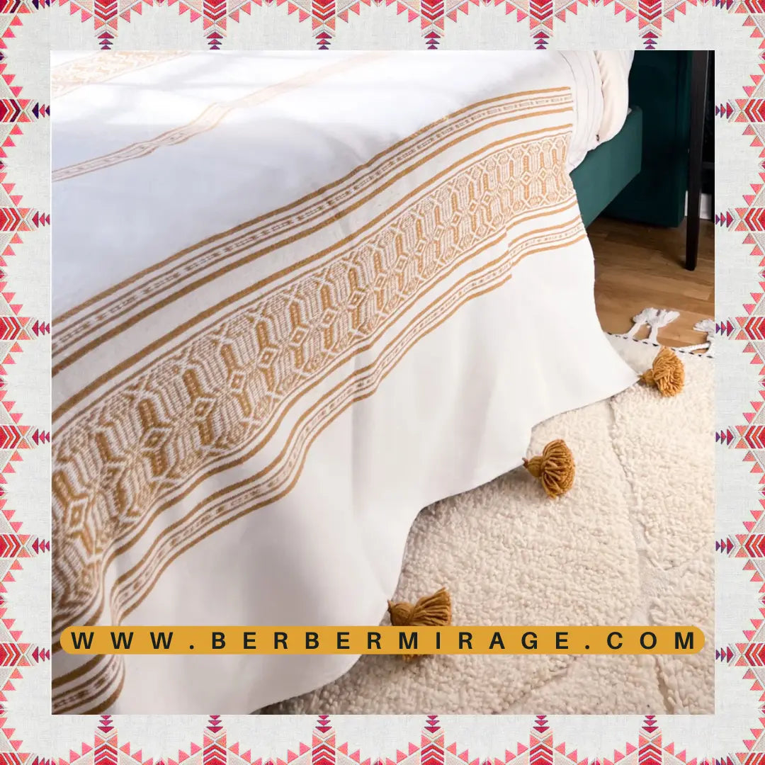 plaid berbère artisanat marocaine motif géométrique style bohème blanc et jaune en laine avec pompons